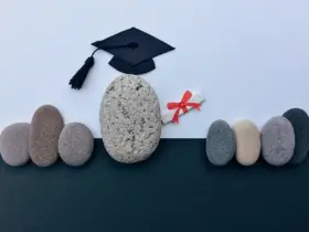 Diplomas superiores que abrem portas: as melhores escolhas para os empregos do futuro 30 diploma pedras ilustrativas